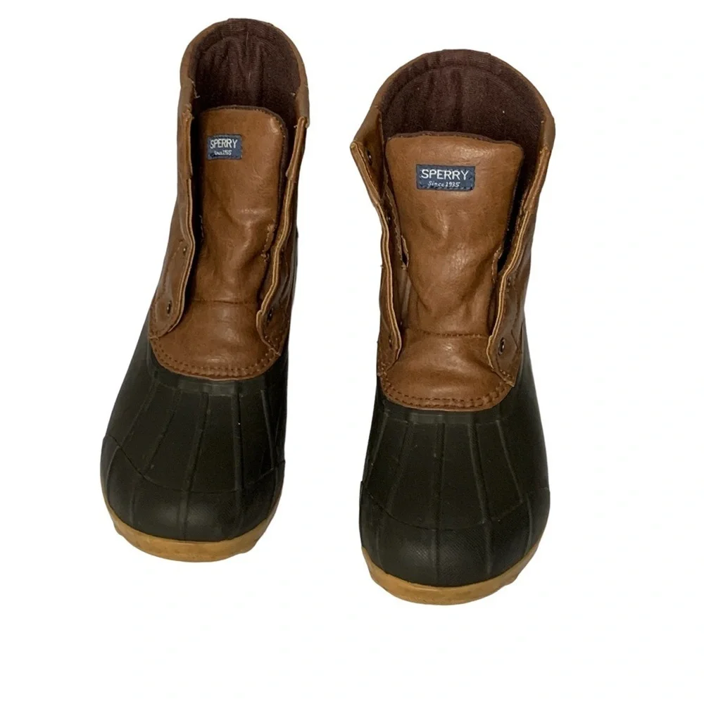 Sperry boys Port Boot‎ in brown laces missing. Size 6